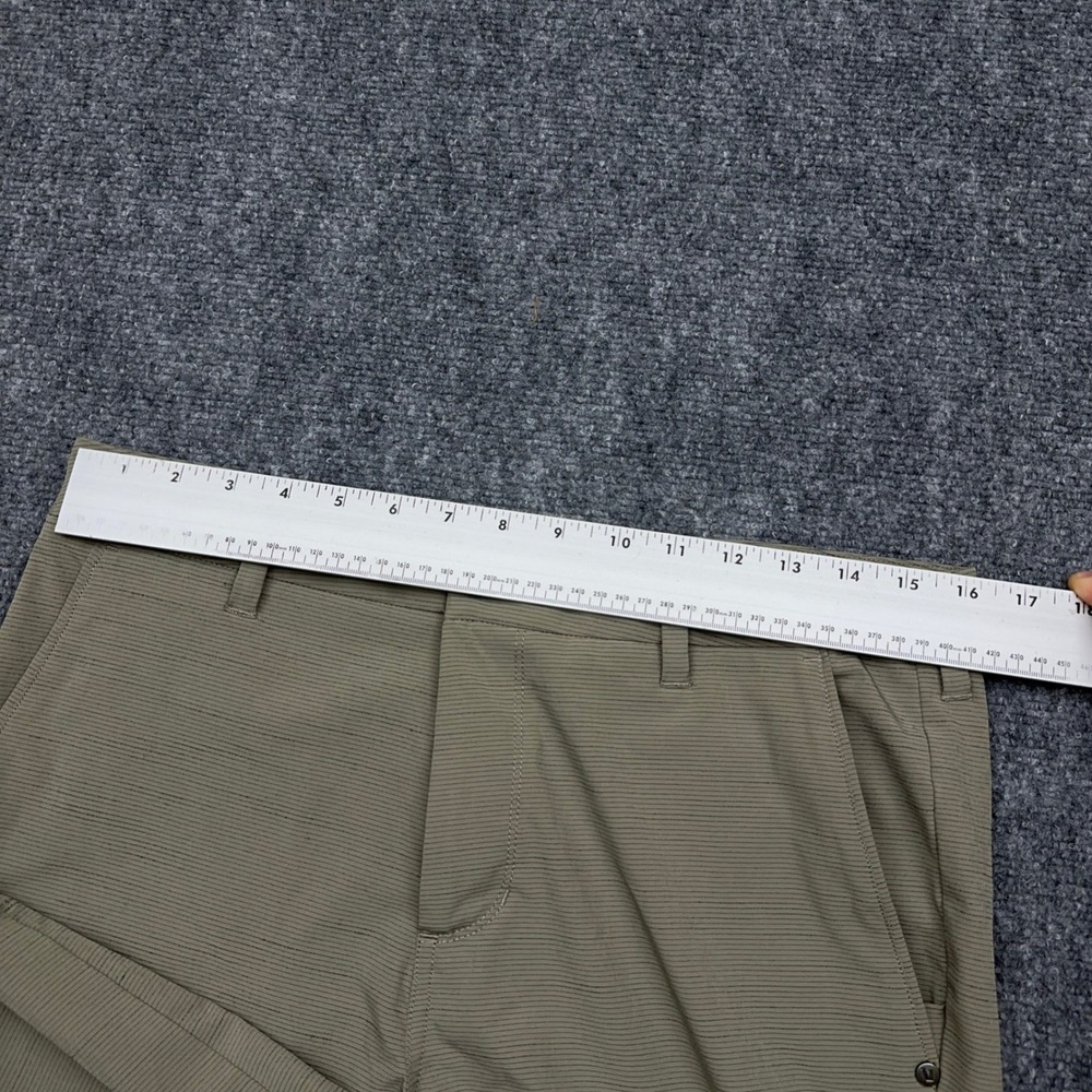 Vuori Pebble Shorts Mens 30 FITS 32 Gravel 8" Performance Stretch Golf V399 - Picture 3 of 7